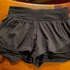 Black lined hotty hot lululemon shorts